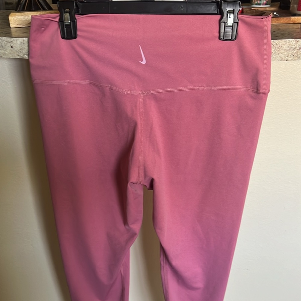 NIKE YOGA LEGGINGS NEW WITH OUT TAGS